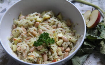 Apfel-Kohlrabi-Salat mit weißen Bohnen.