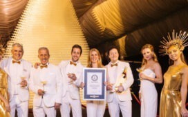 Guinness World Records™ Titel für die größte Trinkglaspyramide der Welt