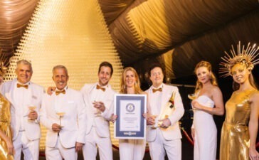 Guinness World Records™ Titel für die größte Trinkglaspyramide der Welt