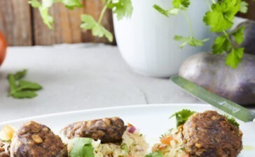 Raffinierte Crossover-Falafel: Rezept für Falafel mit lila Kartoffeln und Sauerkraut-Salsa