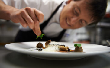 Die engagierten Gastronomen von 50plus Hotels und Genuss Reisen präsentieren bei den „Kulinarischen Veredelungswochen“ typische Speisen und Getränke ihrer Region
