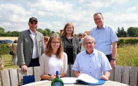 Unterfrankens Regierungspräsident mit den Winzern im Gespräch