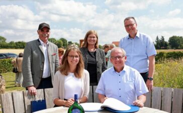 Unterfrankens Regierungspräsident mit den Winzern im Gespräch