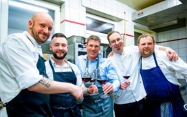 Die Ideengeber von Wine, Dine & Beats: Christian Frank vom City-Management Erlangen (3.v.l.) sowie die Chefköche Zacharias Dengler (1.v.l.), Fritz Striegel jr. (4.v.l.) und Dominic Polster (5.v.l.) / © ETM Anne Zarncke