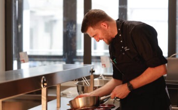 Kreativer Küchenchef im ATLANTIC Hotel Münster: Niklas Hoffmann (Bildquelle: @ATLANTIC Hotel Münster / Franziska Krug)
