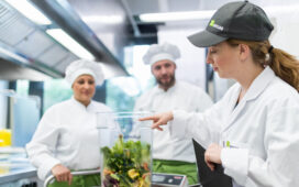 Die Küchenteams der WISAG Catering analysieren Lebensmittelabfälle und passen darauf basierend Zubereitungsmengen an. Bildquelle: WISAG