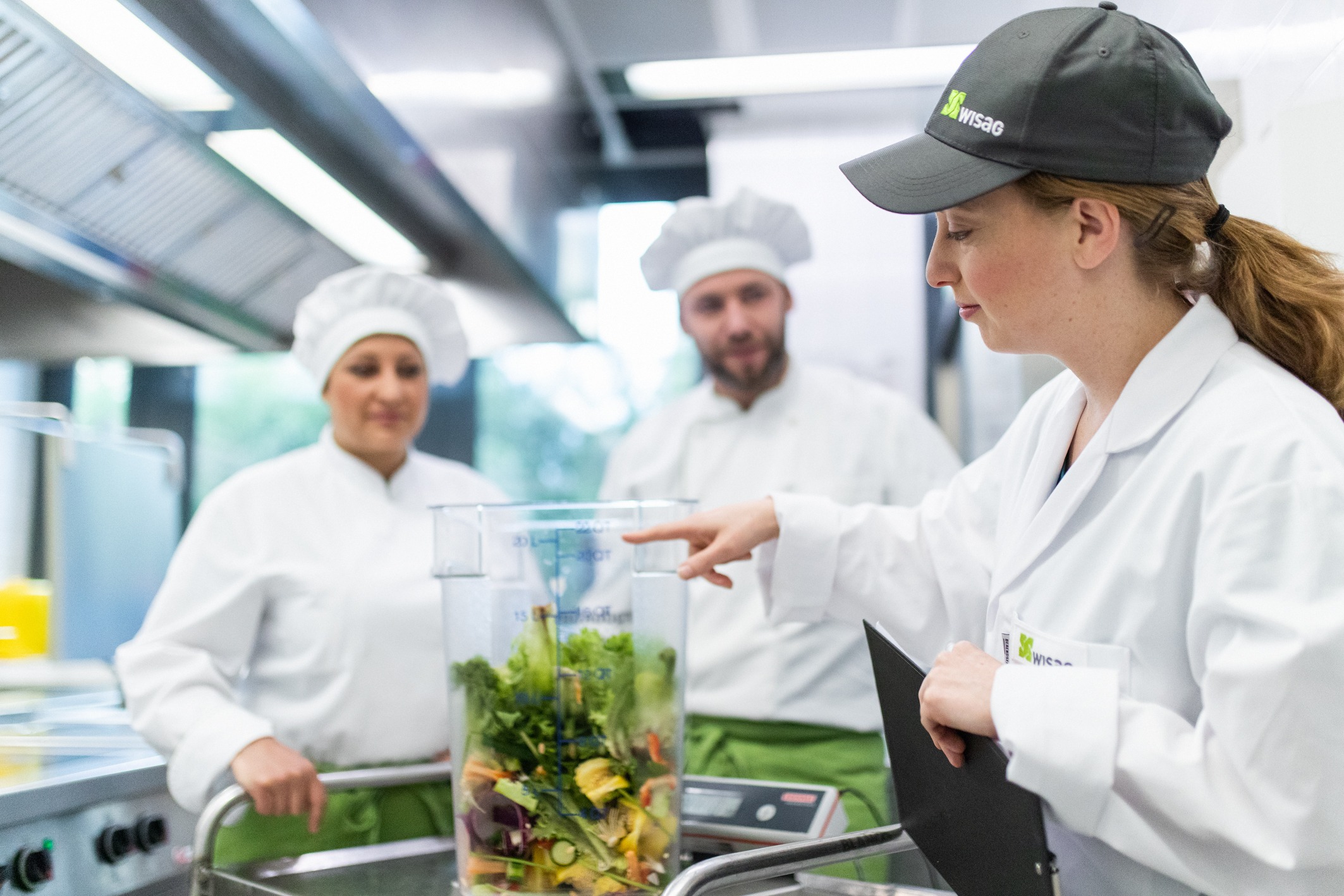 Die Küchenteams der WISAG Catering analysieren Lebensmittelabfälle und passen darauf basierend Zubereitungsmengen an. Bildquelle: WISAG