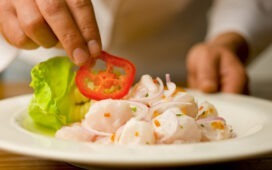 Zubereitung von Fisch-Ceviche, ein traditionelles peruanisches Gericht