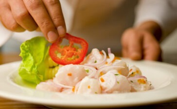 Zubereitung von Fisch-Ceviche, ein traditionelles peruanisches Gericht