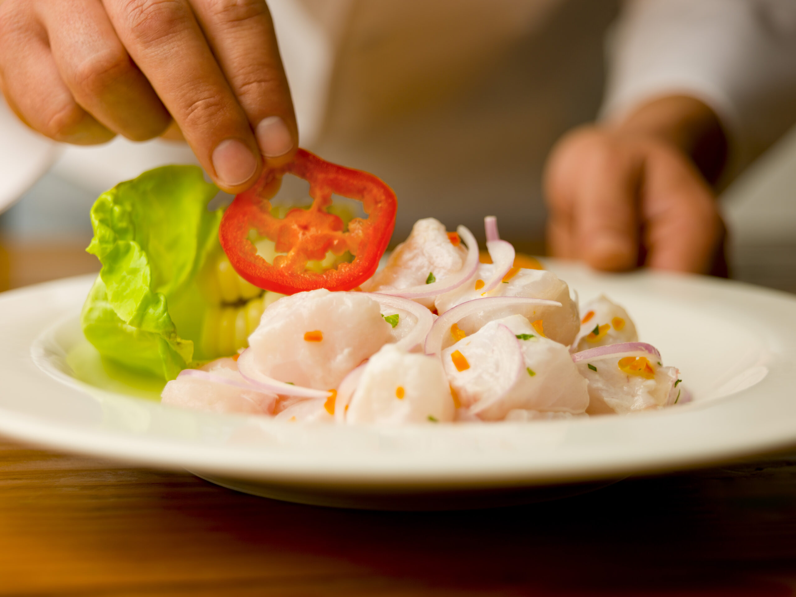 Zubereitung von Fisch-Ceviche, ein traditionelles peruanisches Gericht