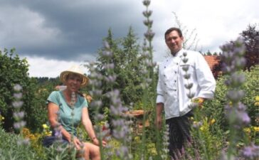 ©Naturparkhotel Adler St. Roman: Kräuterführung mit Dinner: Monika Wurft (Kräuterpädagogin und Schwarzwald-Guide) und Manuell Hess (Wildpflanzenpädagoge und Koch)