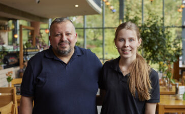 Inhaber Sinan Bozkurt und Management-Assistentin Jael Meyn freuen sich über die Auszeichnung: Das Restaurant Ronja im Ringlokschuppen hat den METRO Preis für nachhaltige Gastronomie 2023 gewonnen. | © Jan Voth