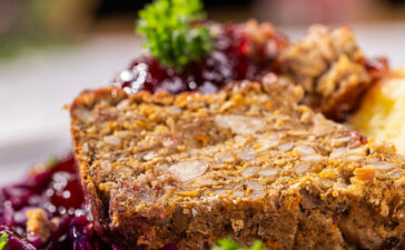 Die neue kulinarische Aktion der WISAG Catering startet: Ab dem 19. Februar heißt es „Hülsenfrüchte-Superpower“. Dabei steht auch ein Linsen-Bohnen-Braten mit Rotkraut, Kartoffelklößen und Preiselbeeren auf dem Speiseplan. Bildquelle: WISAG