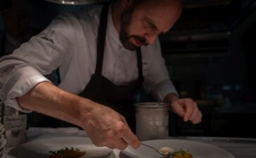 Küchenchef Denis Feix verteidigt Michelin-Sterne für sein Marburger Esszimmer. © VILA VITA Marburg