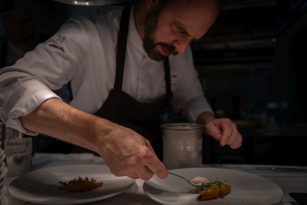 Küchenchef Denis Feix verteidigt Michelin-Sterne für sein Marburger Esszimmer. © VILA VITA Marburg