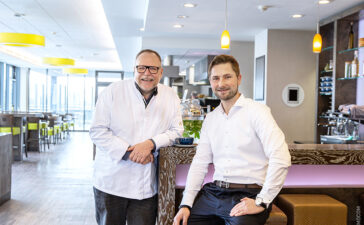 Ingo Hopmann (li.), Geschäftsführer von Hopmanns Gastronomie, und Tim Thiermann, Managing Partner von TIMOCOM, im gemeinsamen EssZimmer in Erkrath-Hochdahl.