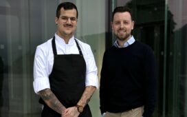 V.l.n.r. Simon Sauter und Sascha Manuel Hättenschwiler ergänzen das junge Team im Park Hotel Vitznau.