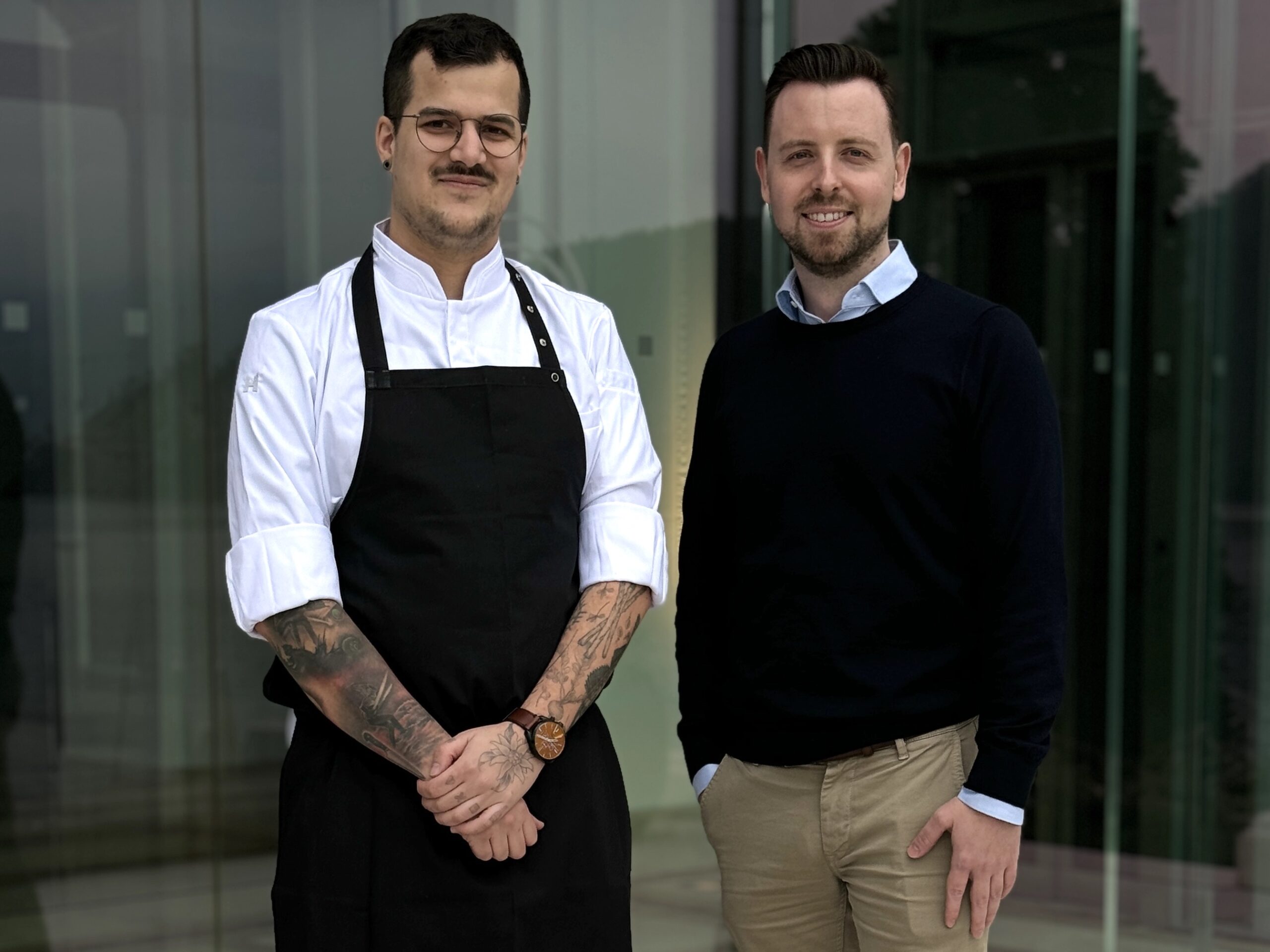 V.l.n.r. Simon Sauter und Sascha Manuel Hättenschwiler ergänzen das junge Team im Park Hotel Vitznau.