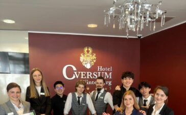 Hotel OVERSUM erhält höchste Auszeichnung für Ausbildungsqualität: v .l Jacqueline Schäfers (stellv. Hoteldirektorin) und das OVERSUM Team freuen sich ©Hotel OVERSUM