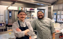 Platzl Hotels: Koch-Azubi im zweiten Lehrjahr, Oskar (26 Jahre), und Dualer Student für Culinary Management, Tim (26 Jahre) ©Platzl Hotels