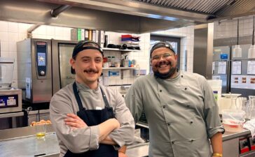 Platzl Hotels: Koch-Azubi im zweiten Lehrjahr, Oskar (26 Jahre), und Dualer Student für Culinary Management, Tim (26 Jahre) ©Platzl Hotels