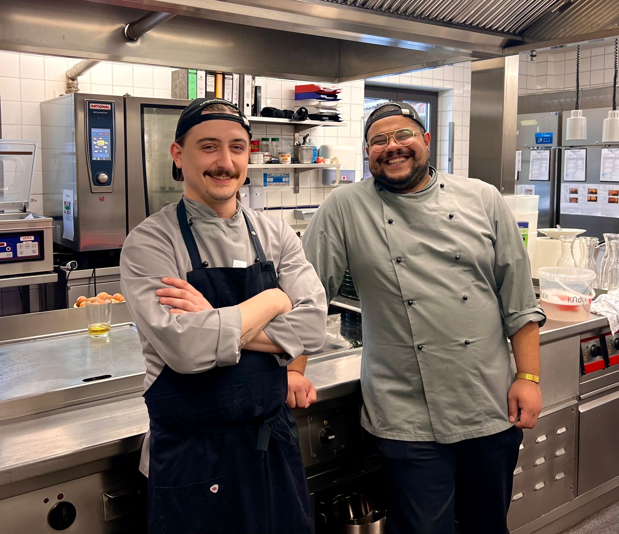 Platzl Hotels: Koch-Azubi im zweiten Lehrjahr, Oskar (26 Jahre), und Dualer Student für Culinary Management, Tim (26 Jahre) ©Platzl Hotels
