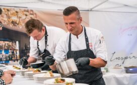 Max Moser beim anrichten