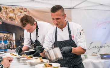 Max Moser beim anrichten