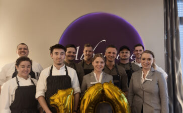 Maximilian Moser (4. v. r.), Küchenchef sowie Kulinarischer Direktor im Hotel Vier Jahreszeiten Starnberg, Restaurantleiterin Miriam Steinmeyer (r.) und das Team vom Gourmetrestaurant Aubergine dürfen sich seit 2014 mit einem Michelin-Stern schmücken. Bildnachweis: Hotel Vier Jahreszeiten Starnberg