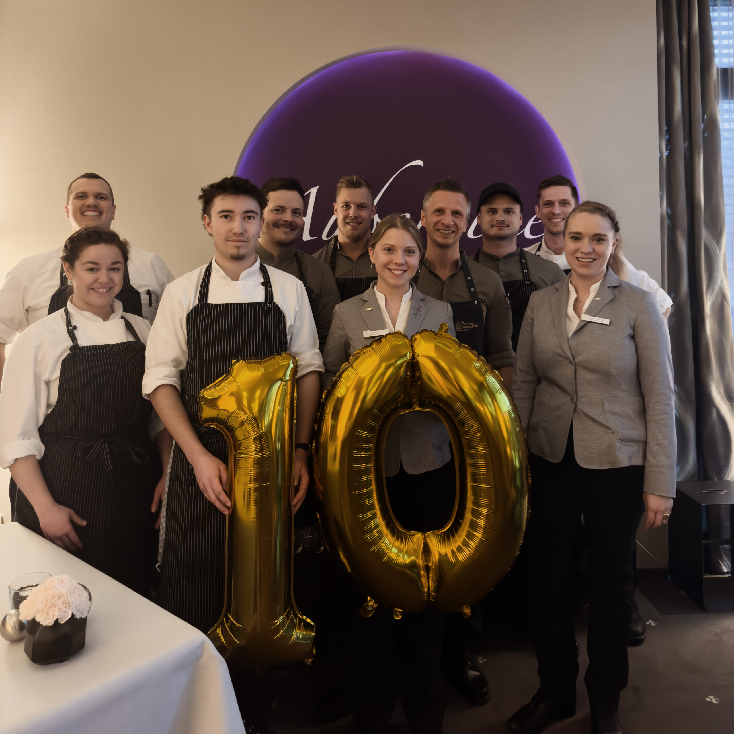 Maximilian Moser (4. v. r.), Küchenchef sowie Kulinarischer Direktor im Hotel Vier Jahreszeiten Starnberg, Restaurantleiterin Miriam Steinmeyer (r.) und das Team vom Gourmetrestaurant Aubergine dürfen sich seit 2014 mit einem Michelin-Stern schmücken. Bildnachweis: Hotel Vier Jahreszeiten Starnberg
