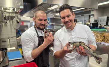 Hotel Zugspitze in Garmisch: Rote Karte für Seefisch im Hotel Zugspitze – Küchenchef Georg Stromayer (rechts) mit Lachsforelle