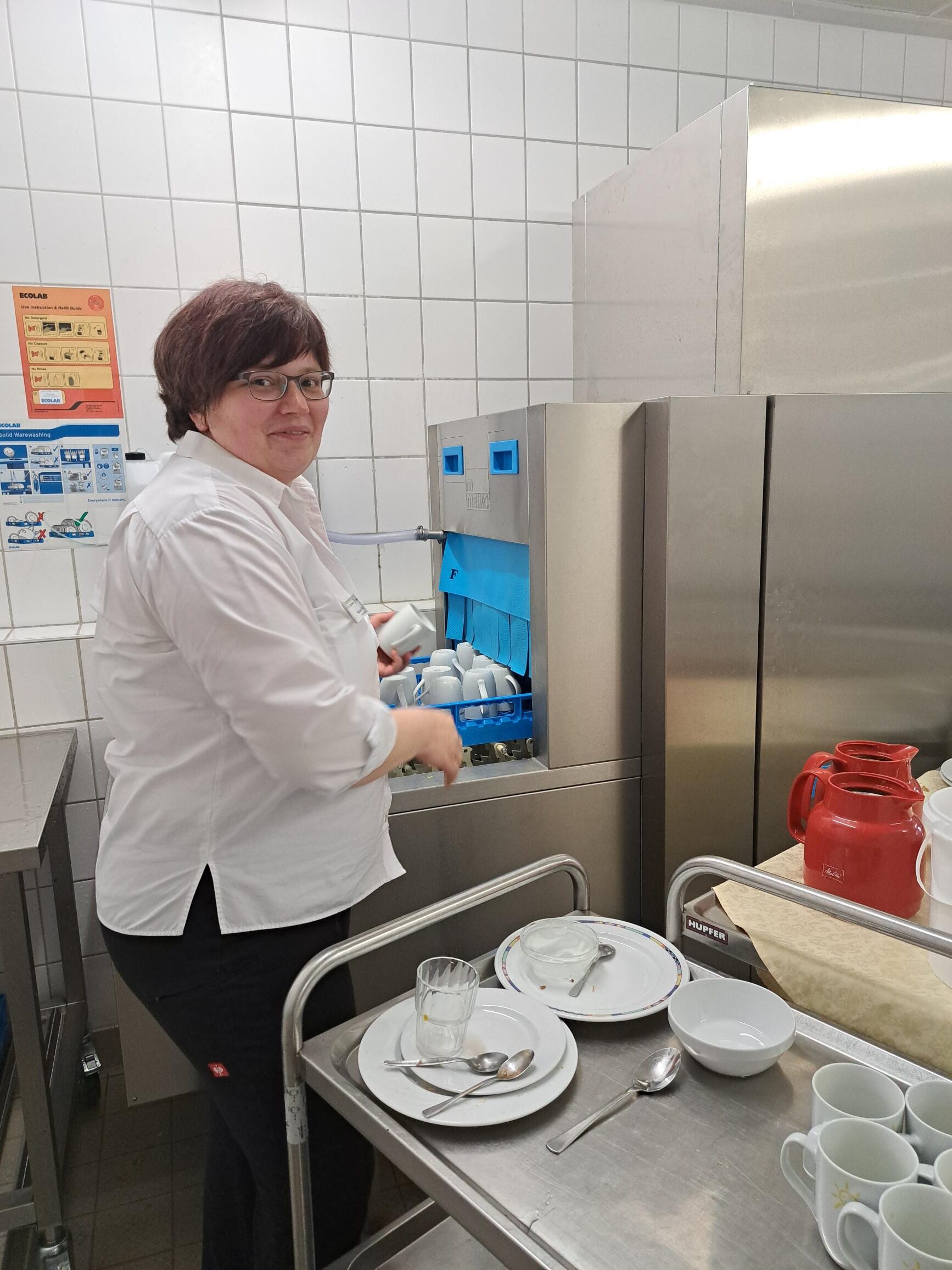 Nicole Freitag, Serviceleitung in der Dr. Becker Burg-Klinik, bedient die neue Spülmaschine; Bildrechte: Dr. Becker Klinikgruppe