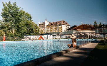 Das Gstaad Palace begrüsst in diesem Sommer Naturfans, Bergverliebte und Genusssuchende am «Strand von Gstaad». (© Gstaad Palace)