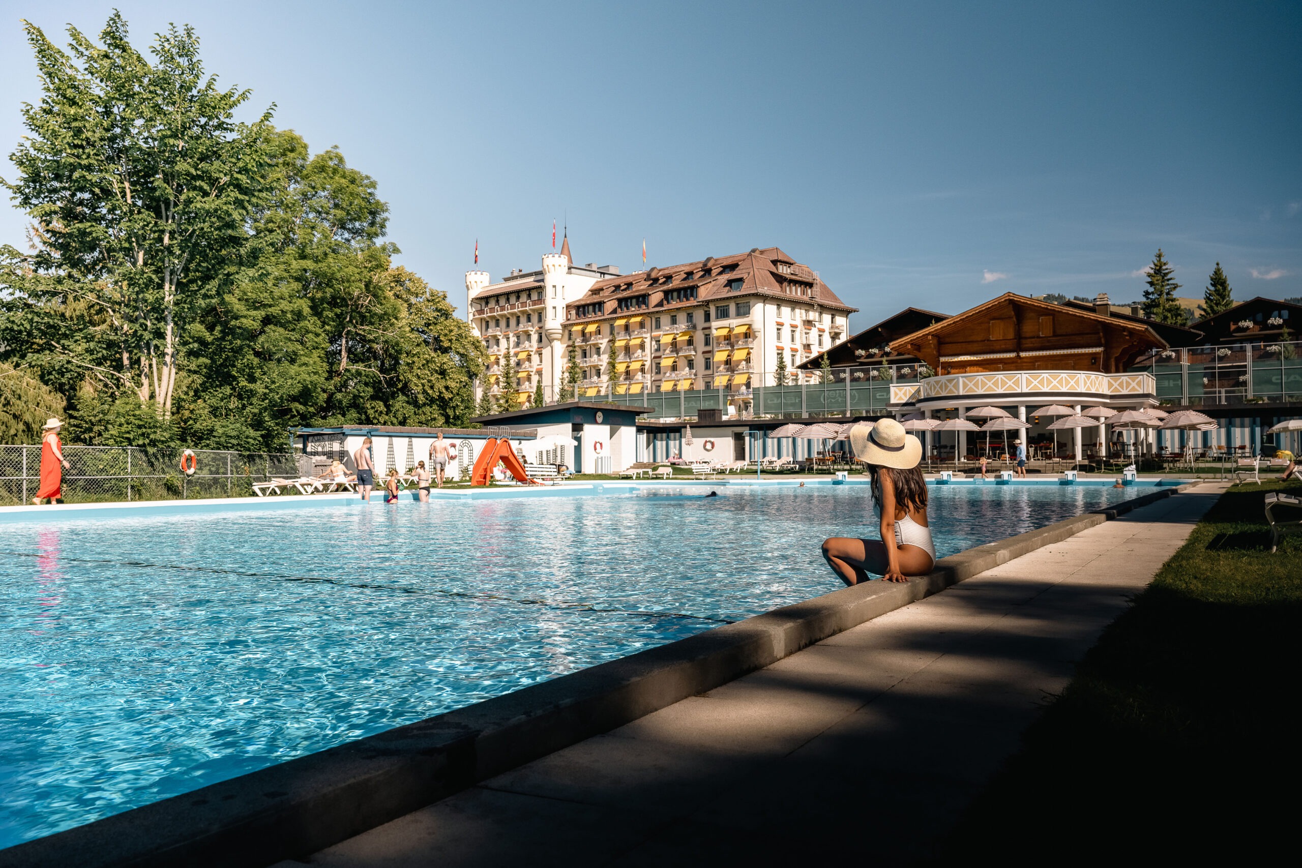 Das Gstaad Palace begrüsst in diesem Sommer Naturfans, Bergverliebte und Genusssuchende am «Strand von Gstaad». (© Gstaad Palace)