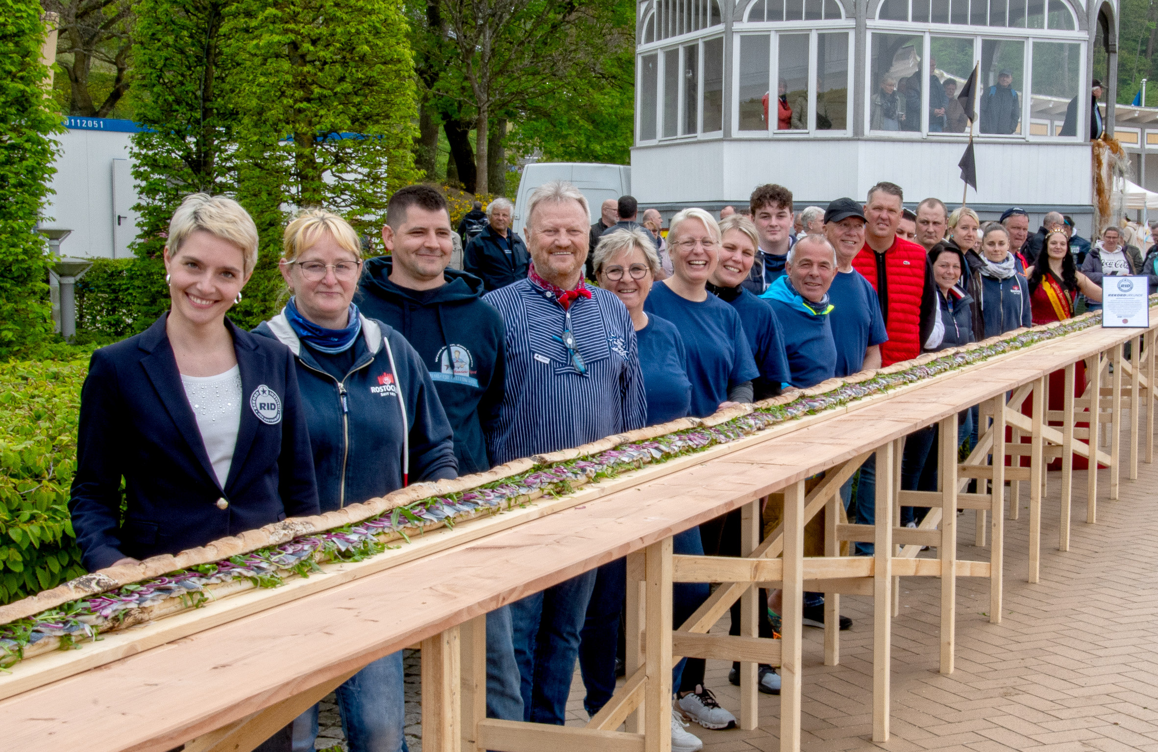 Göhren auf Rügen produziert am Weltfischbrötchentag, dem 4. Mai 2024 mit 30,95 Metern das »längste Bismarckheringsbrötchen« der Welt.