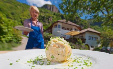 Südtirols Bäuerinnen sind seit je Expertinnen für die vegetarische Küche, denn Fleisch gab‘s früher höchstens am Wochenende. Auf vielen „Roter Hahn“-Höfen kommen Kasknödel und Co. auch mal für die Gäste auf den Tisch, in der „Roter Hahn“-Kochschule lernen Interessierte sogar alles über die Zubereitung der grünen Gerichte. Bildnachweis: Roter Hahn/Frieder Blickle