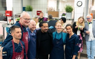 Auch ehemalige Teilnehmer:innen des ZNS-Kochclubs waren dabei sein und kümmerten sich um das Wohl der Gäste - mit Karsten Wierig und Adel Tawil Copyright: Philipp Schäfer