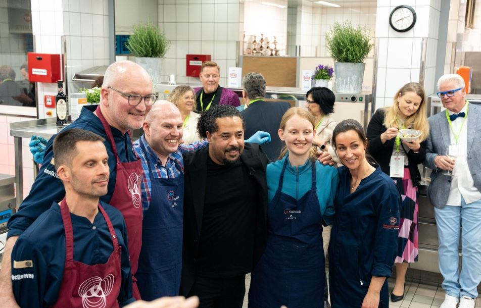 Auch ehemalige Teilnehmer:innen des ZNS-Kochclubs waren dabei sein und kümmerten sich um das Wohl der Gäste - mit Karsten Wierig und Adel Tawil Copyright: Philipp Schäfer