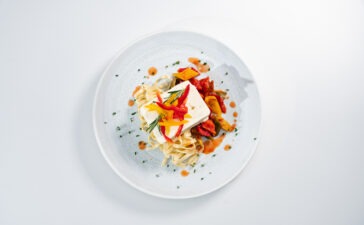 Auch vegetarische Speisen stehen während der Aktionswochen zur Auswahl: zum Beispiel Feta mit Kaffeepaprikagemüse auf Bandnudeln, getoppt mit Granatapfelkernen. Bildquelle: WISAG