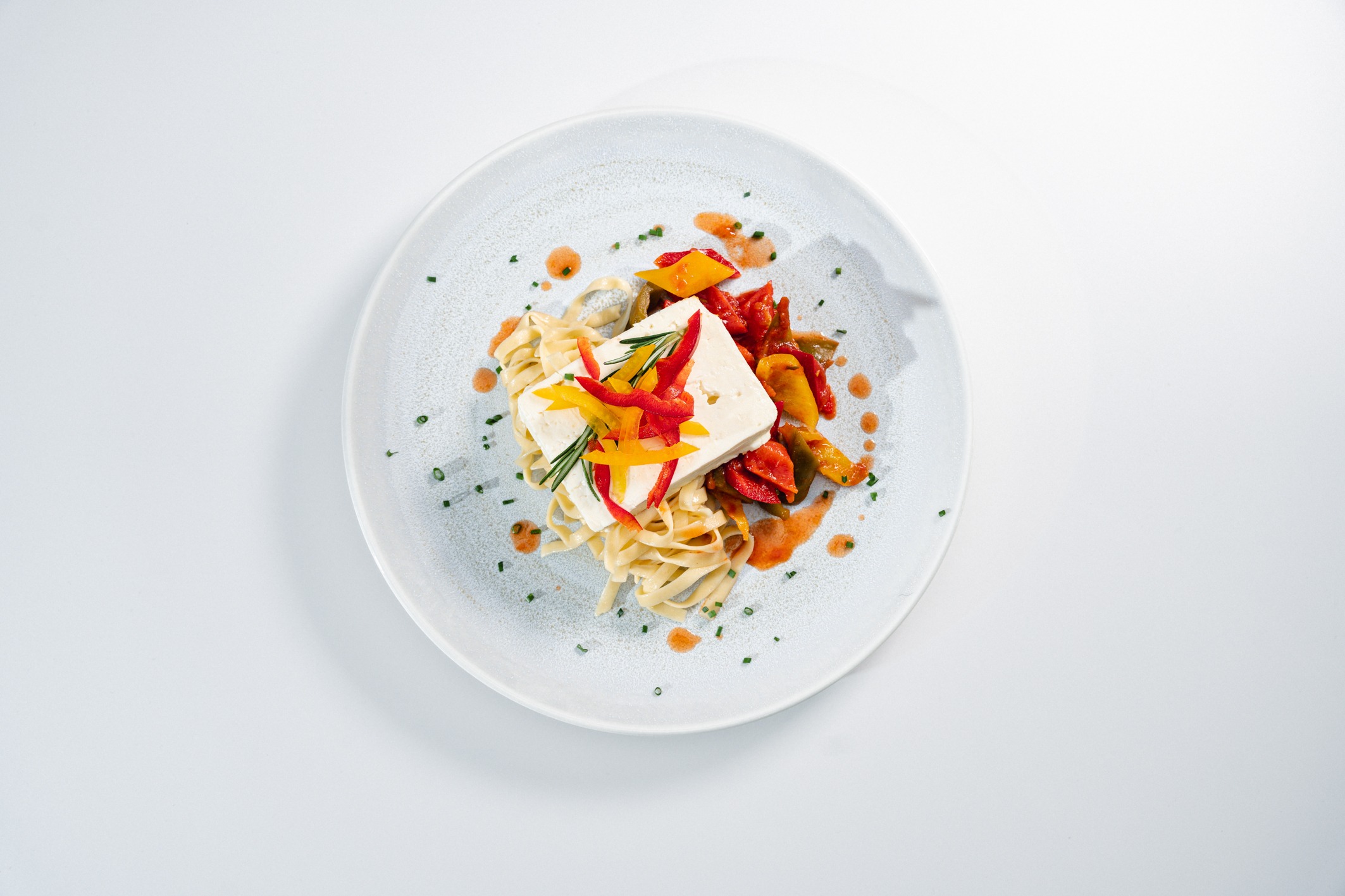 Auch vegetarische Speisen stehen während der Aktionswochen zur Auswahl: zum Beispiel Feta mit Kaffeepaprikagemüse auf Bandnudeln, getoppt mit Granatapfelkernen. Bildquelle: WISAG