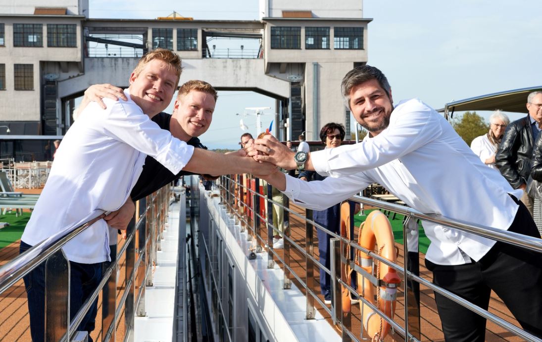 Shakehands von Schiff zu Schiff: Dominik Sato & Fabio Toffolon und Sven Wassmer
