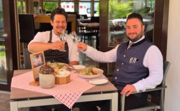 Hotel Zugspitze: Küchenchef Georg Strohmeyer mit Ozan Kaya aus dem Service ©Hotel Zugspitze