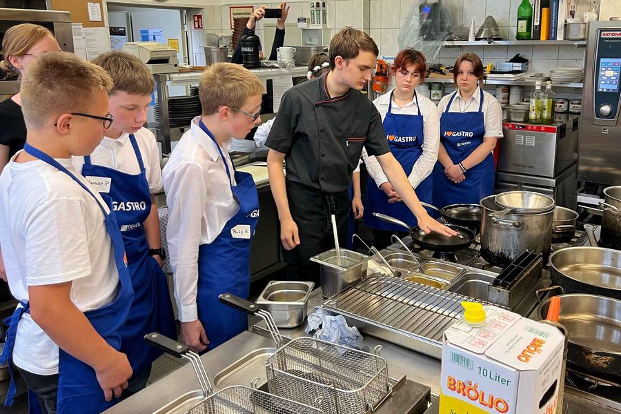 Während der Landgänge besuchten die Schüler Hotels, wo sie unter Anleitung erfahrener Mitarbeiter beim Zubereiten der Speisen in der Küche mithalfen. Foto: DEHOGA Sachsen e.V.