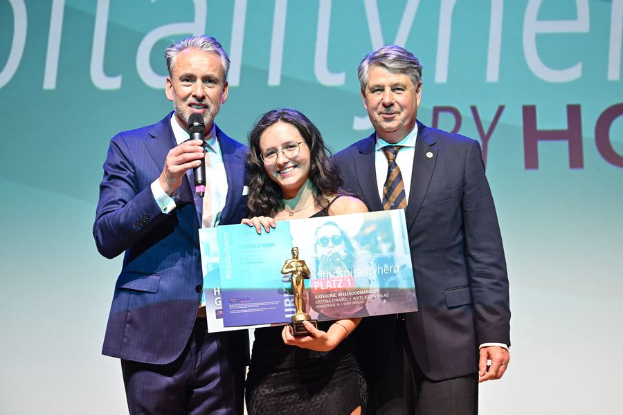Dr. Urban Uttenweiler, HGK-Vorstandsvorsitzender (links im Bild) und Hardy R. Voges, Vorstand Gerhard Günnewig Stiftung überreichten Kristina Zyranov, Studentin im Hotel Bülow Palais Dresden den HGK-Hospitalityhero-Award 2024 in der Kategorie „Feelgoodmanager“. Foto: Matthias Merz Fotografie, Bamberg