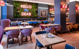 Der markante Leuchtschriftzug ist eines der Erkennungsmerkmale der Wilma Wunder Restaurants - hier in Hannover.