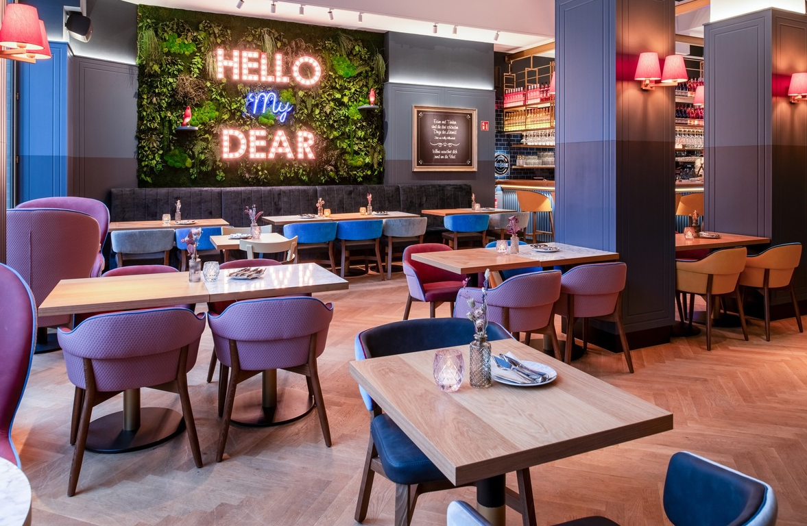 Der markante Leuchtschriftzug ist eines der Erkennungsmerkmale der Wilma Wunder Restaurants - hier in Hannover.