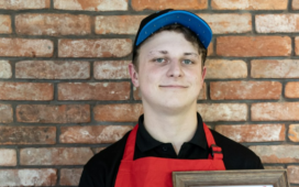 Justin Severin, Gewinner des Domino's Azubi Pizza Wettbewerbs 2024 mit seiner Gewinner-Kreation "Sucuk Delight".