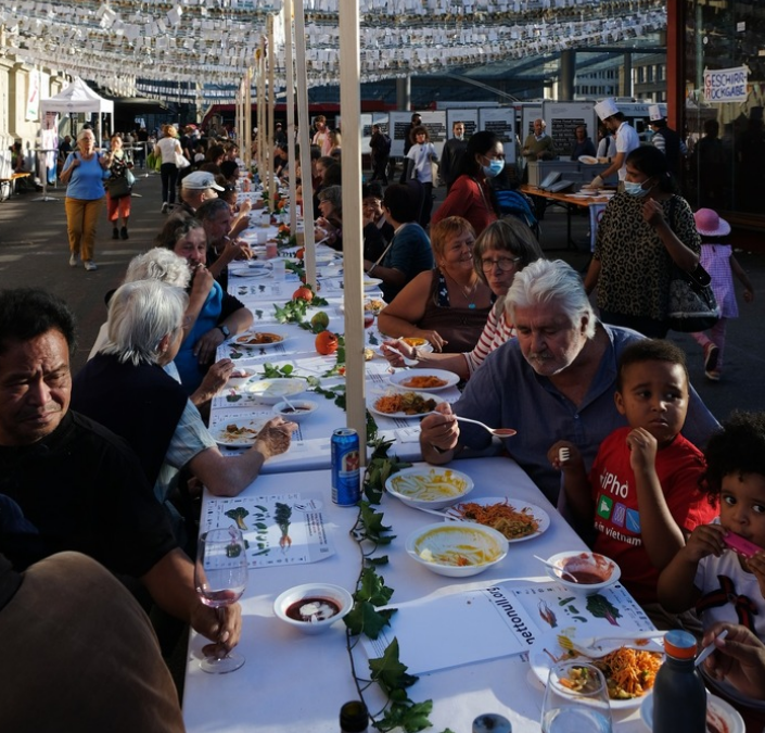 Festessen mit geretteten Lebensmitteln in der Schweiz