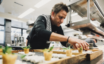 Küchenchef Christian Marent beim Anrichten der Gerichte für sein neues Menü.