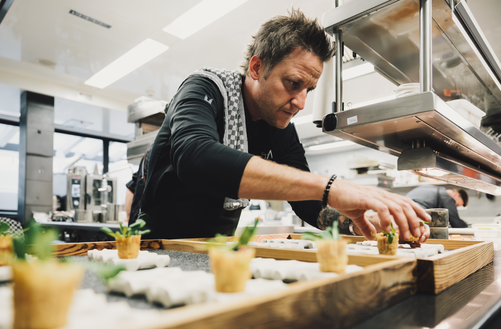 Küchenchef Christian Marent beim Anrichten der Gerichte für sein neues Menü.
